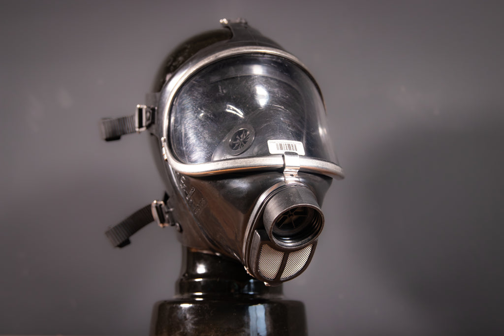 Klare Gasmaske von Westwood Decay, Dräger Panorama Nova, mit Sichtfenster und Maskenkörper aus flexiblem Material.