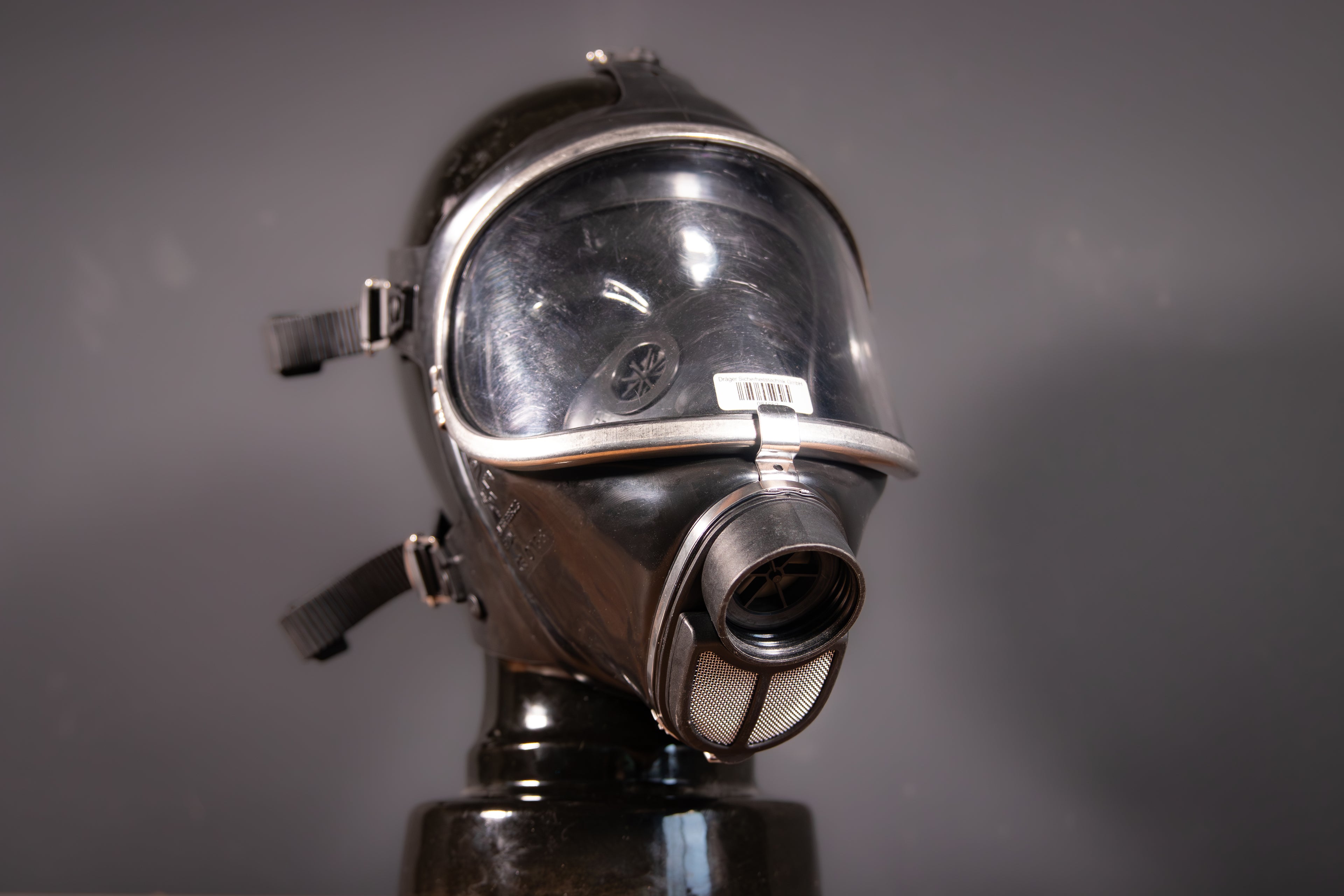 Klare Gasmaske von Westwood Decay, Dräger Panorama Nova, mit Sichtfenster und Maskenkörper aus flexiblem Material.