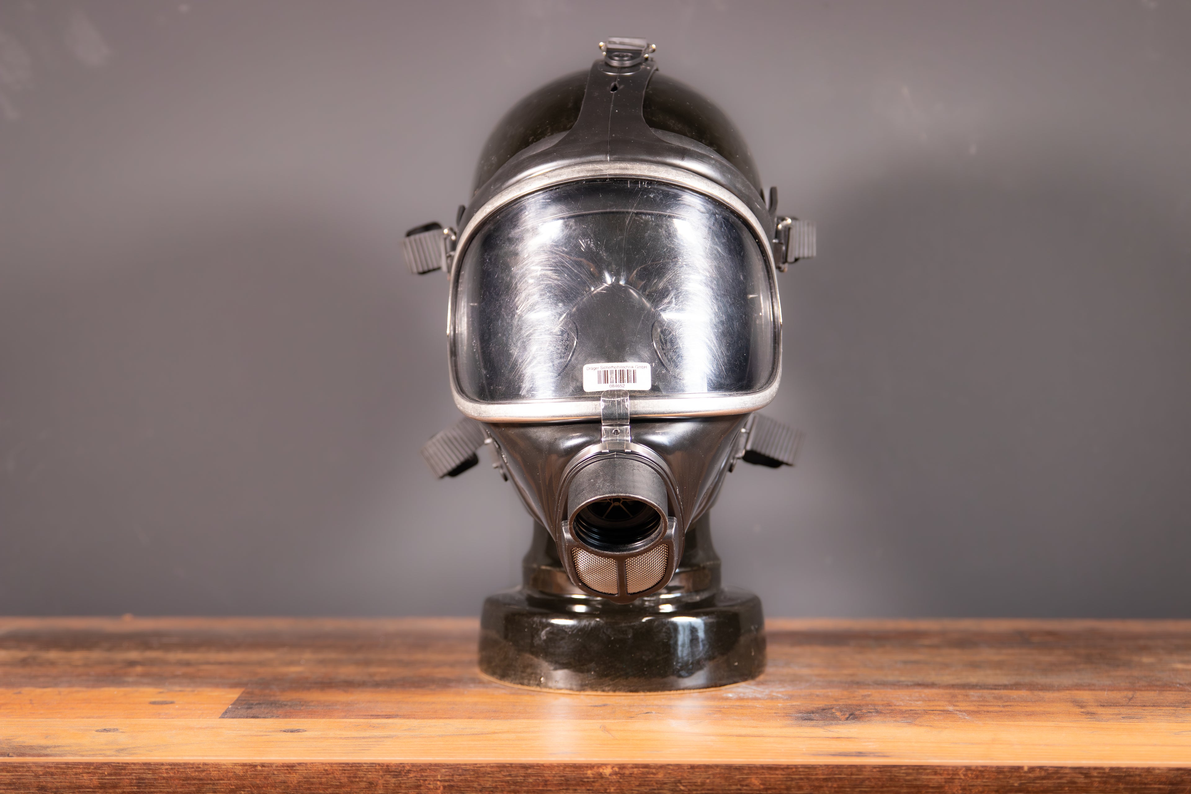 Klare Dräger Panorama Nova Gasmasken von Westwood Decay, mit transparentem Visier und strapazierfähigem Design.