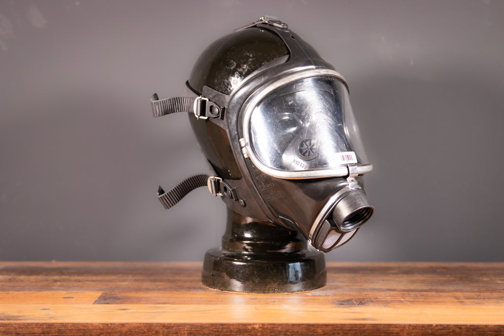 Klarer Gasmaske Dräger Panorama Nova von Westwood Decay mit Sichtfenster und strapazierfähigem Design, auf einem weißen Hintergrund.