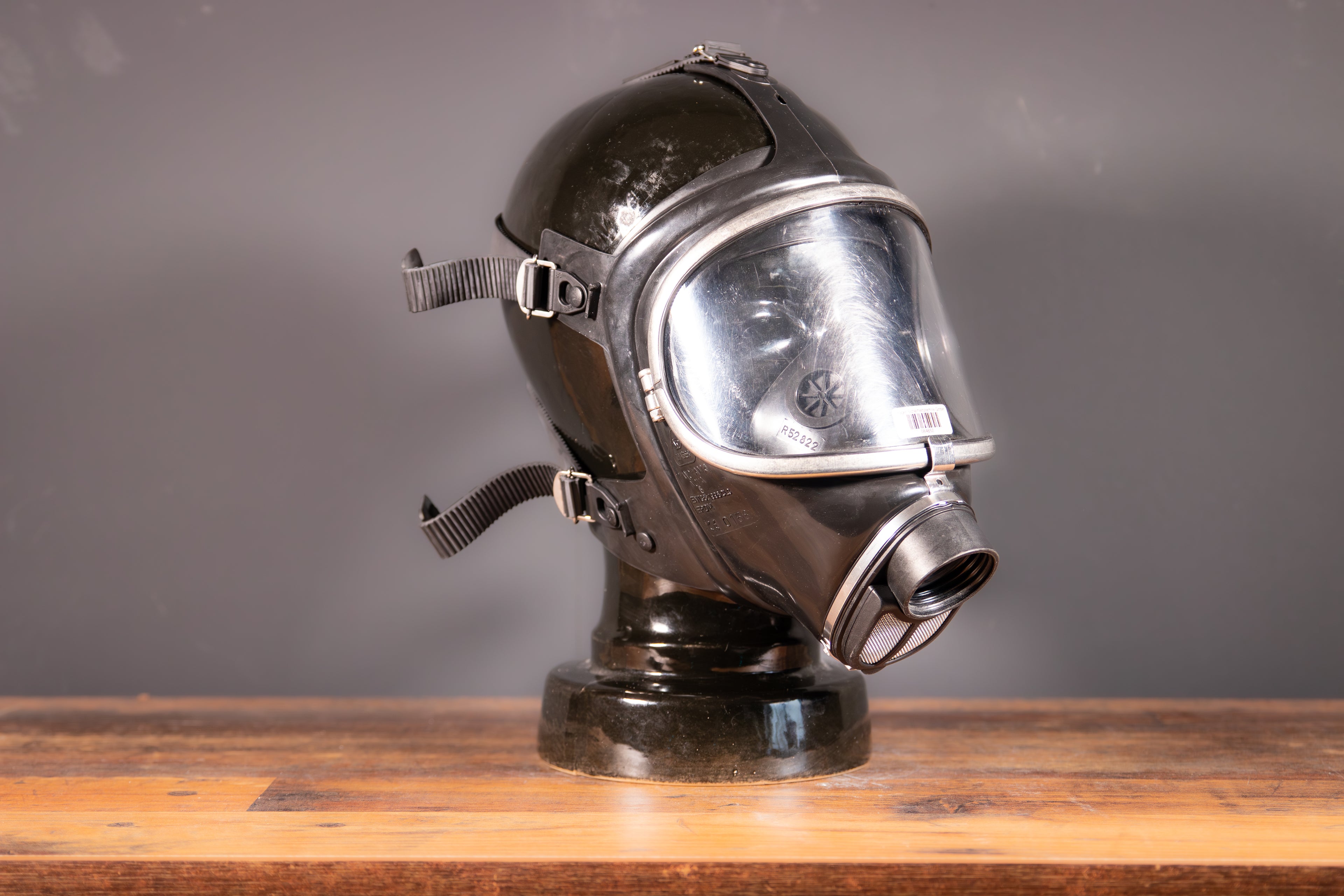 Klarer Gasmaske Dräger Panorama Nova von Westwood Decay mit Sichtfenster und strapazierfähigem Design, auf einem weißen Hintergrund.