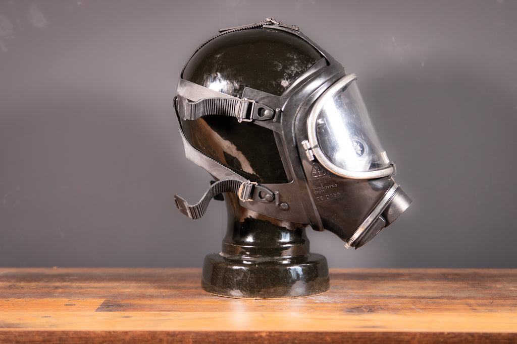 Klarer Gasmaske Dräger Panorama Nova von Westwood Decay, mit transparentem Visier für sicheren Atemschutz.