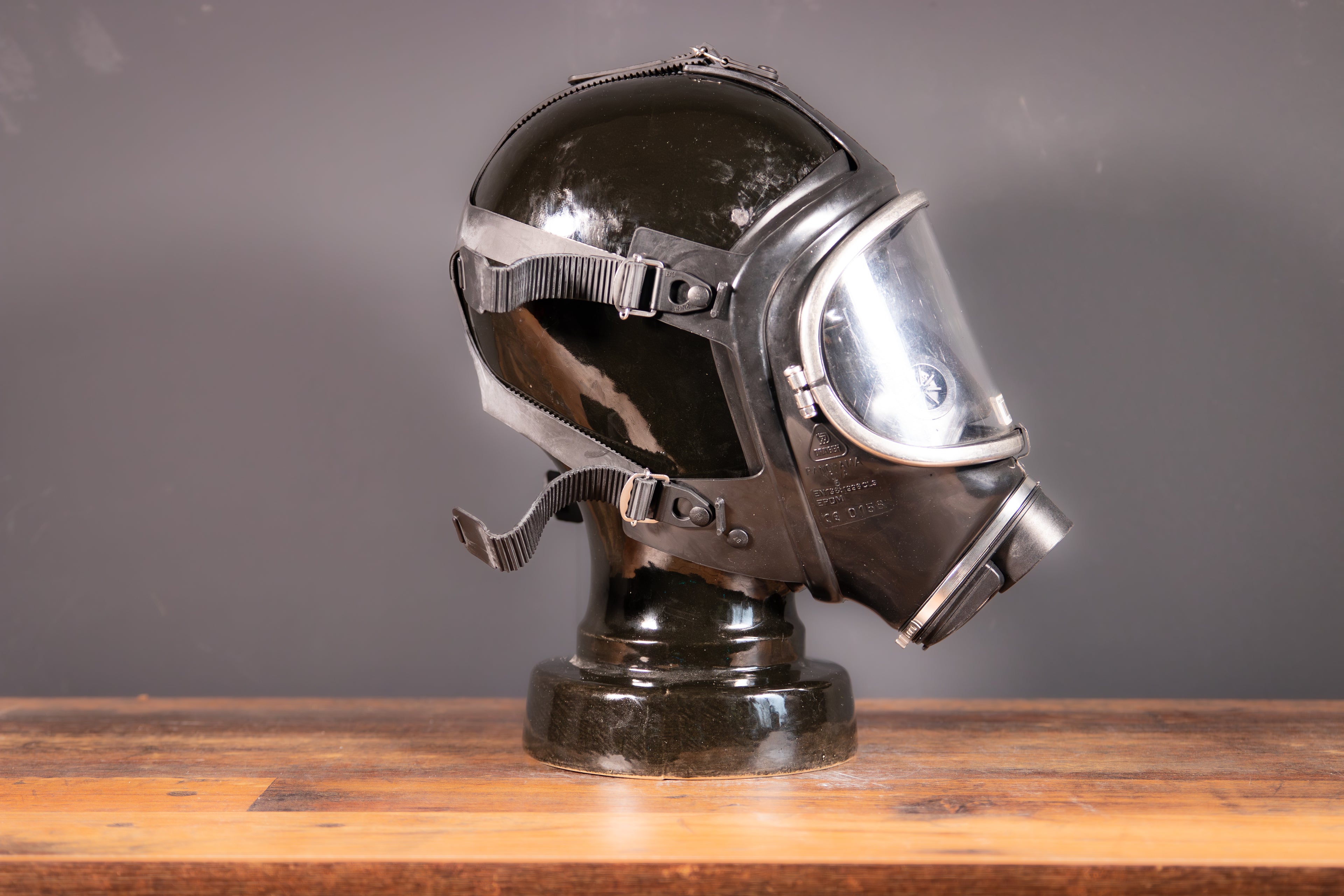 Klarer Gasmaske Dräger Panorama Nova von Westwood Decay, mit transparentem Visier für sicheren Atemschutz.