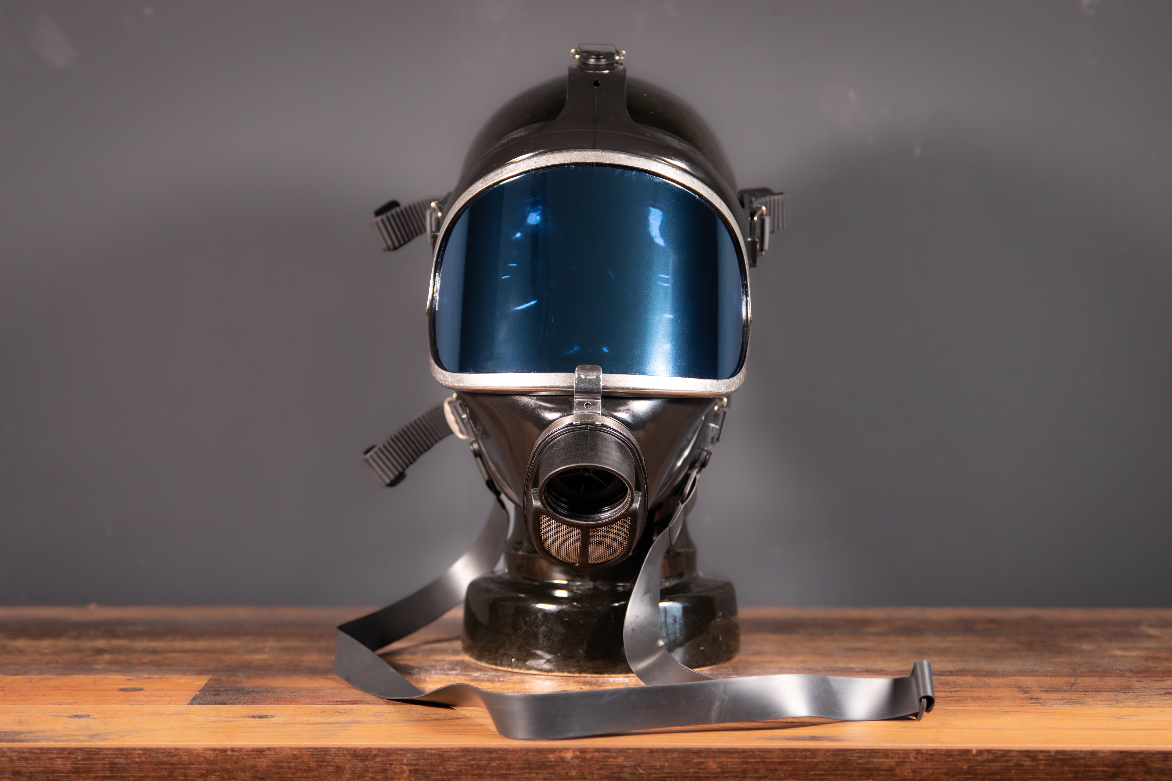 Spiegelnde blaue Gasmaske Dräger Panorama Nova von Westwood Decay, mit reflektierendem Visier und komfortablem Design.