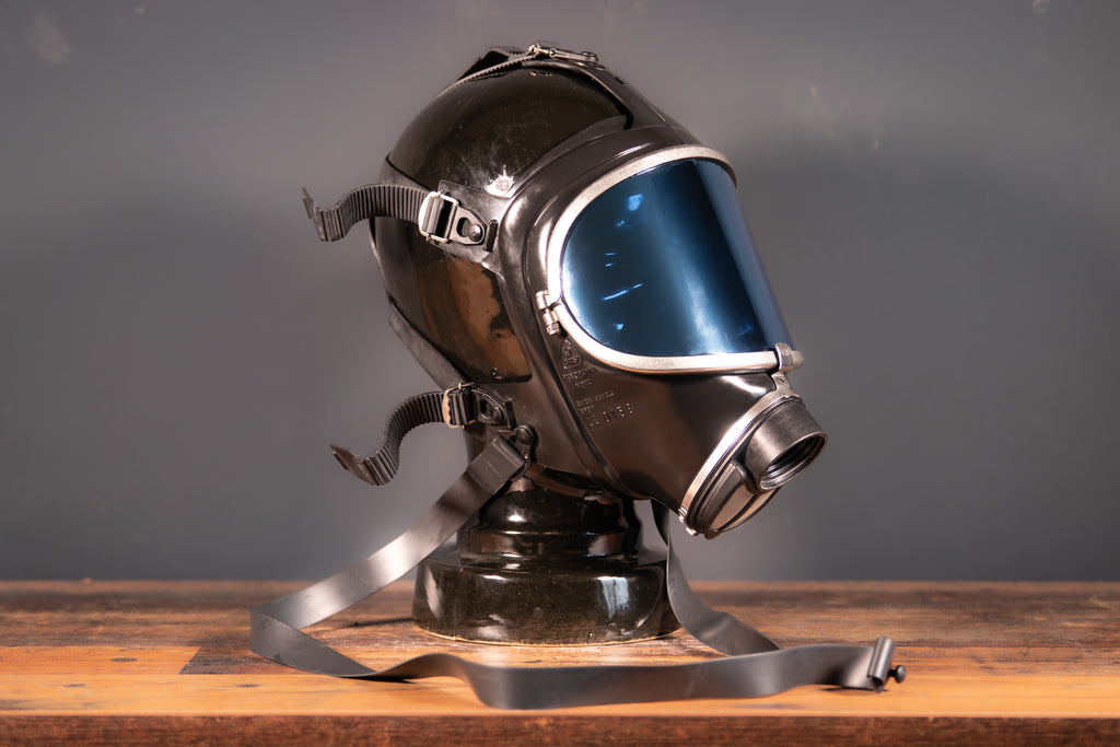 Spiegelnde blaue Dräger Panorama Nova Gasmaske von Westwood Decay, mit reflektierendem Visier und komfortablem Design.