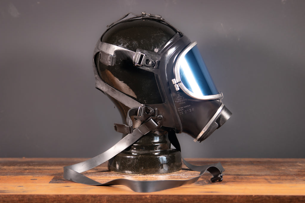 Spiegelnde Gasmaske Dräger Panorama Nova in Blau von Westwood Decay, mit verstellbarem Gurt und Schutzbrille, auf weißem Hintergrund.