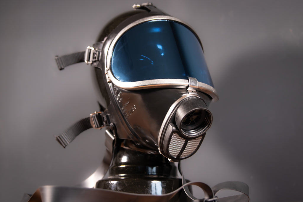 Verspiegelte Gasmaske Dräger Panorama Nova in Blau, mit elastischem Kopfband und Atemschutzfilter, auf weißem Hintergrund.