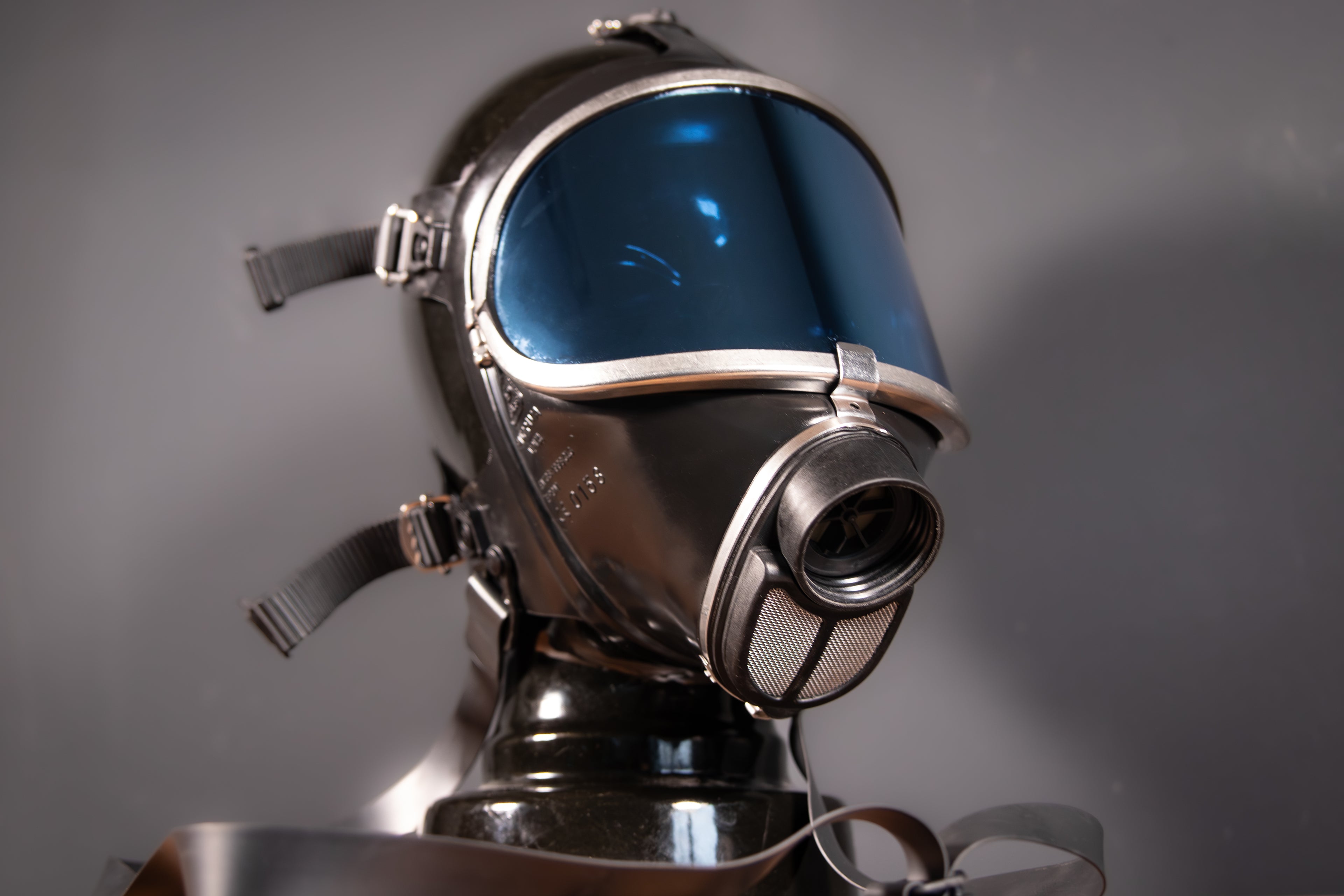 Verspiegelte Gasmaske Dräger Panorama Nova in Blau, mit elastischem Kopfband und Atemschutzfilter, auf weißem Hintergrund.