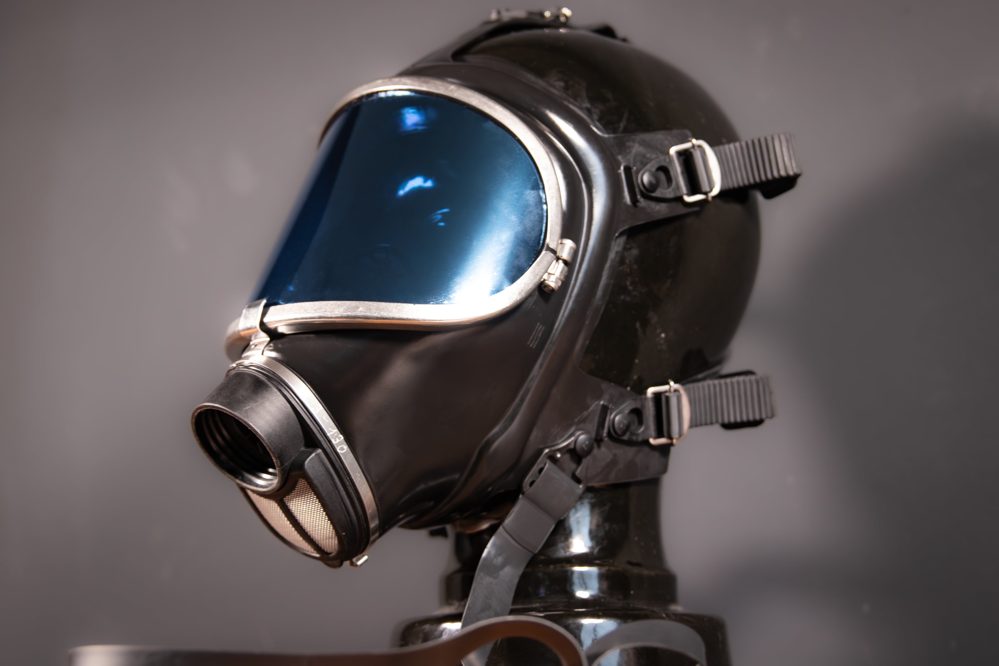 Blaue verspiegelte Gasmaske Dräger Panorama Nova von Westwood Decay, mit reflektierender Oberfläche und komfortablem Design.