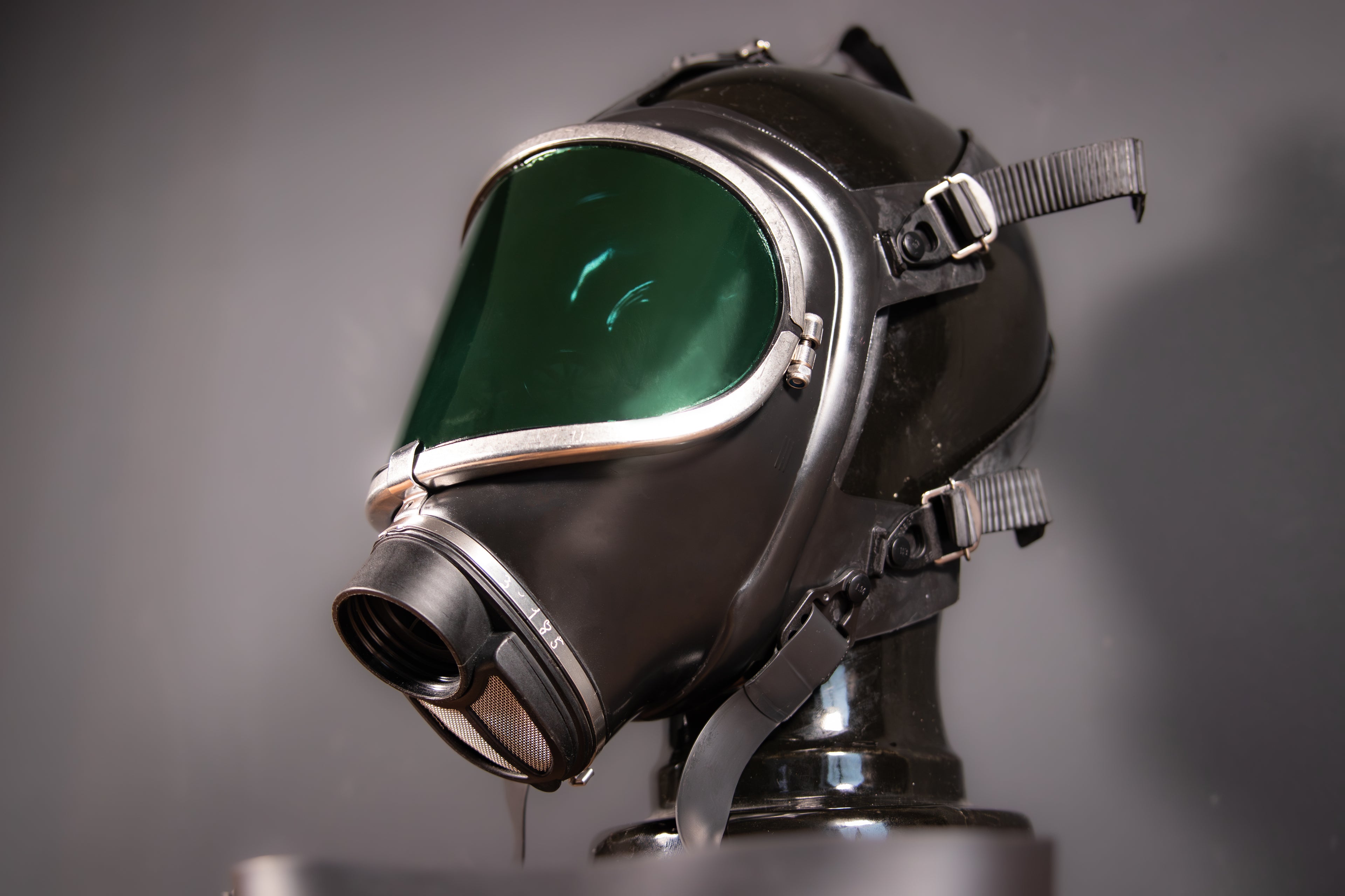 Verspiegelte Gasmaske Dräger Panorama Nova in Grün, mit flexiblem Gesichtsschutz und verstellbaren Riemen, für Atemschutz.