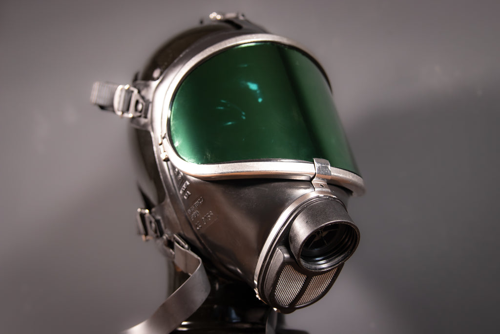Verspiegelte Gasmaske Dräger Panorama Nova in Grün, Westwood Decay, mit filter- und maskenband.