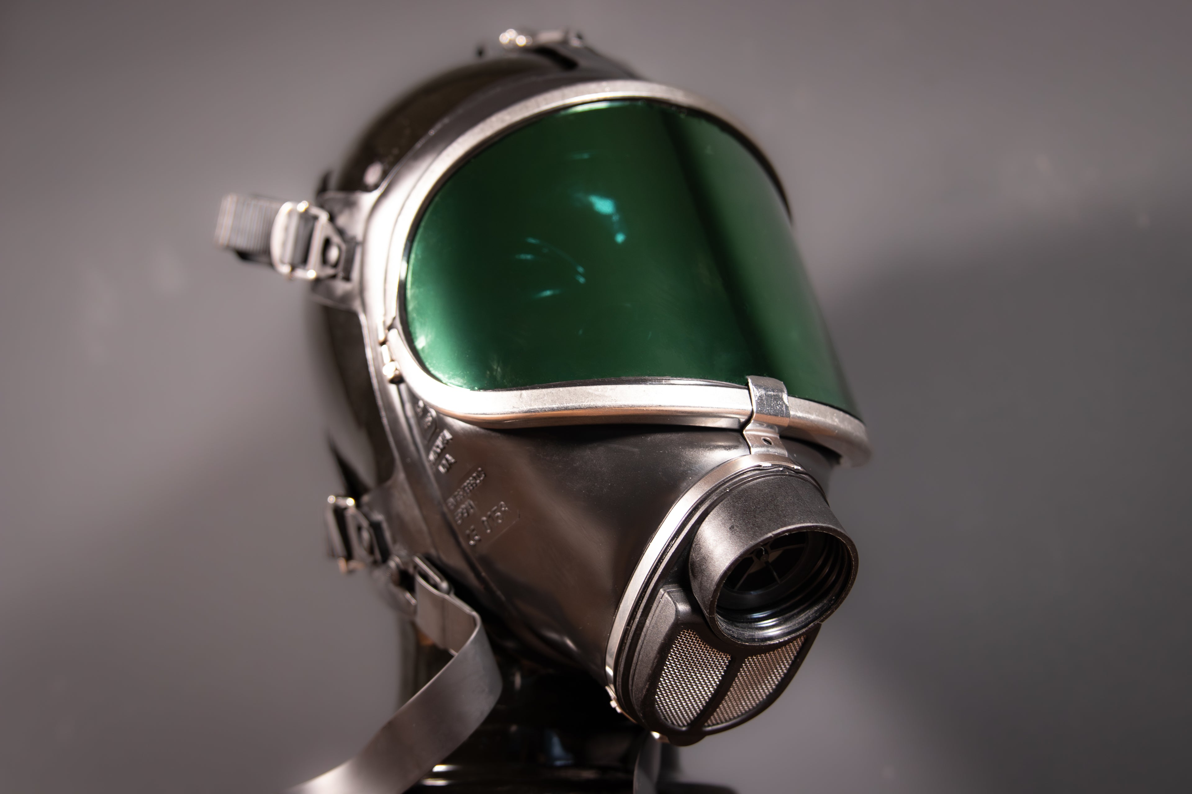 Verspiegelte Gasmaske Dräger Panorama Nova in Grün, Westwood Decay, mit filter- und maskenband.