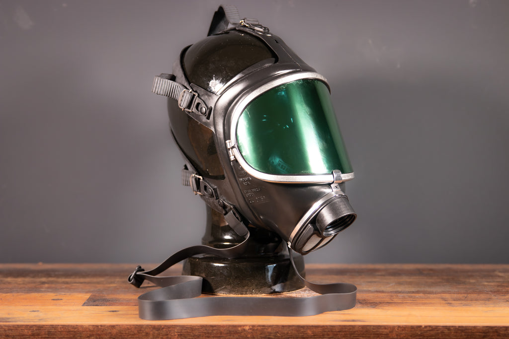 Spiegelnde Gasmaske Westwood Decay Panorama Nova in grüner Farbe, mit verspiegeltem Visier und robustem Design.