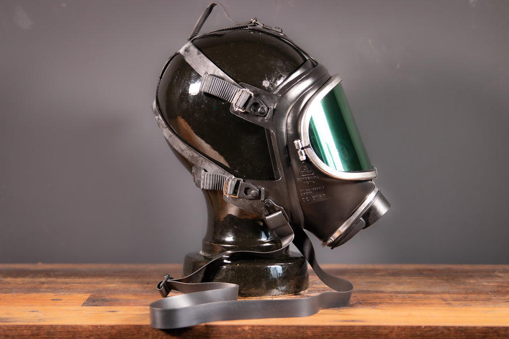 Spiegelnde Gasmaske Dräger Panorama Nova in Grün, Westwood Decay, mit verstellbarem Maskenkörper und flexiblem Filter.