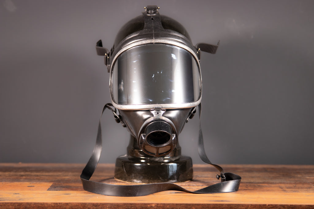 Spiegelnde Gasmaske Dräger Panorama Nova in Silber, Westwood Decay, mit reflektierendem Visier und robustem Design.