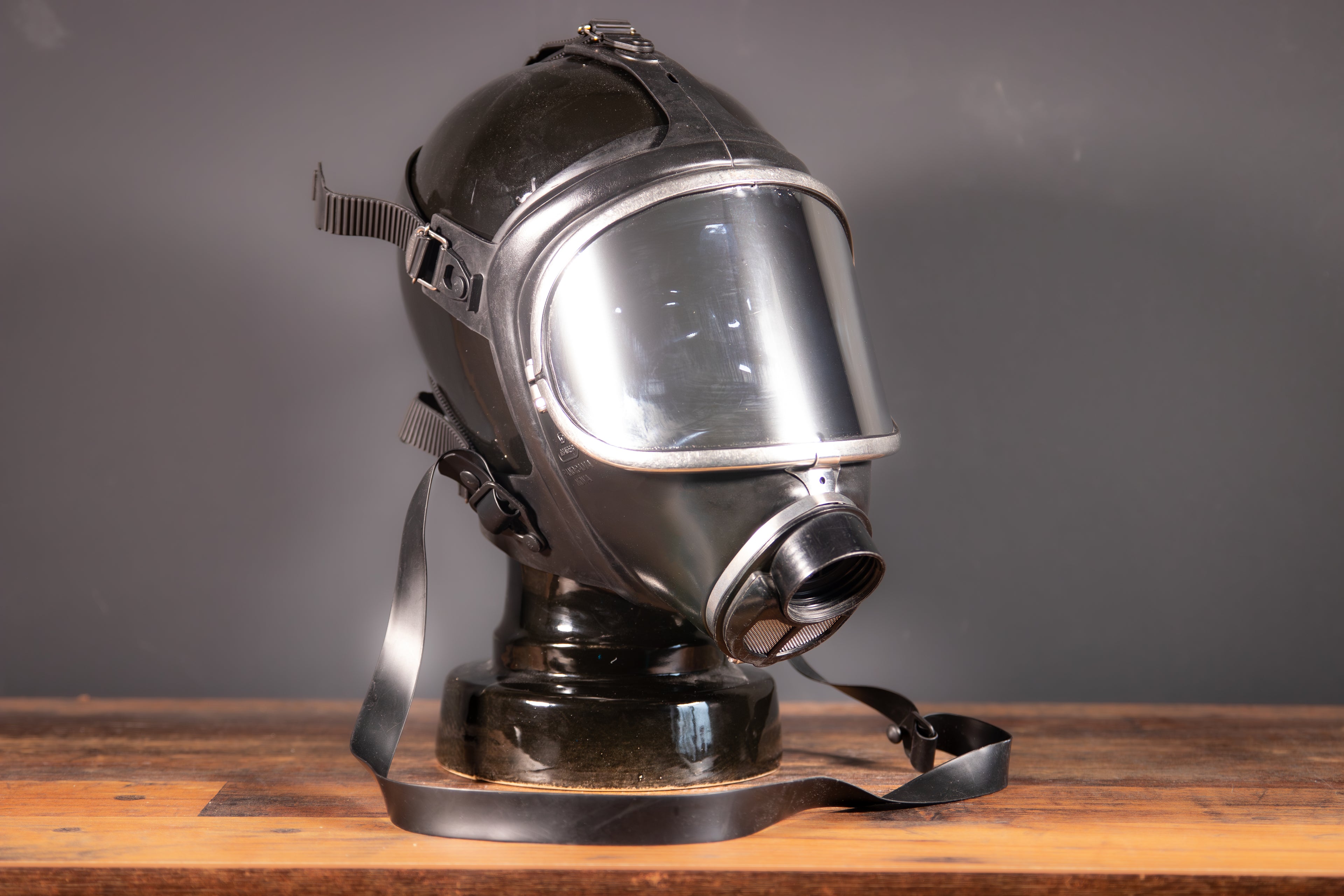 Spiegelnde Gasmaske Dräger Panorama Nova Silber von Westwood Decay, robustes Design, sichtbare Filter und verstellbare Riemen