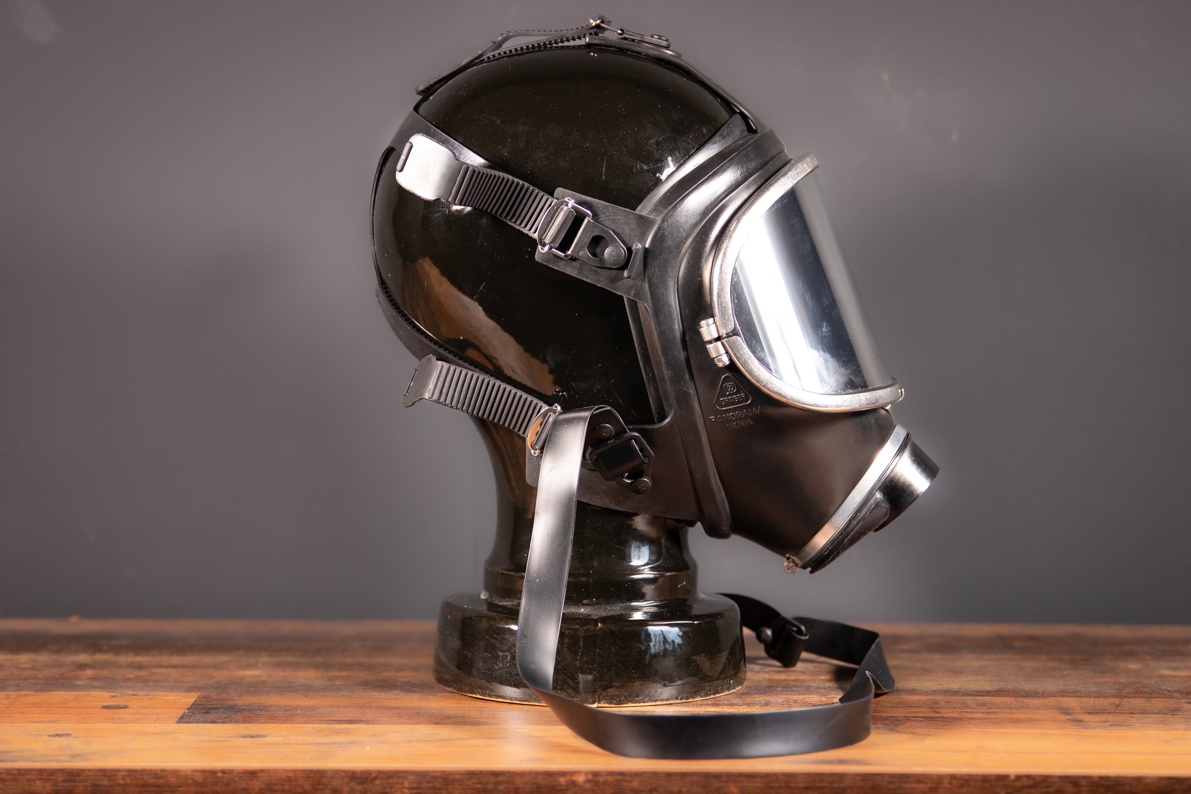 Spiegelnde Gasmaske Dräger Panorama Nova Silber von Westwood Decay, hochwertiger Schutz mit reflektierendem Design