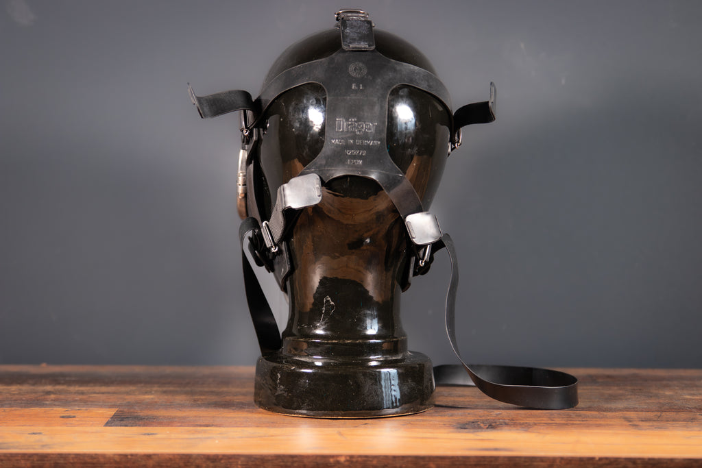 Spiegelnde silberne Gasmaske von Dräger Panorama Nova, Westwood Decay, mit reflektierenden Gläsern und robustem Design.