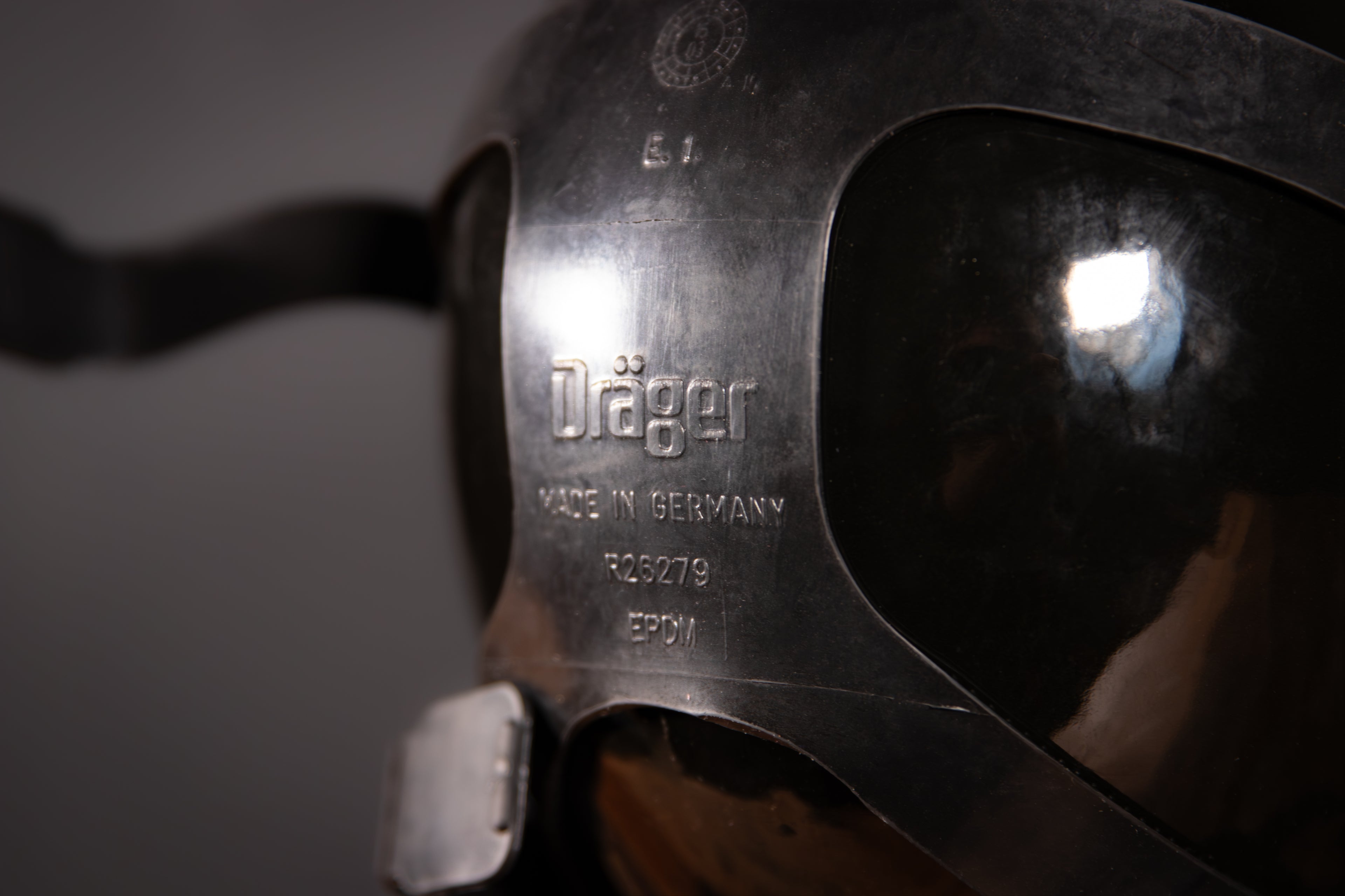 Spiegelnde Westwood Decay Gasmaske Panorama Nova Silber mit verspiegeltem Visier und komfortablem Design.