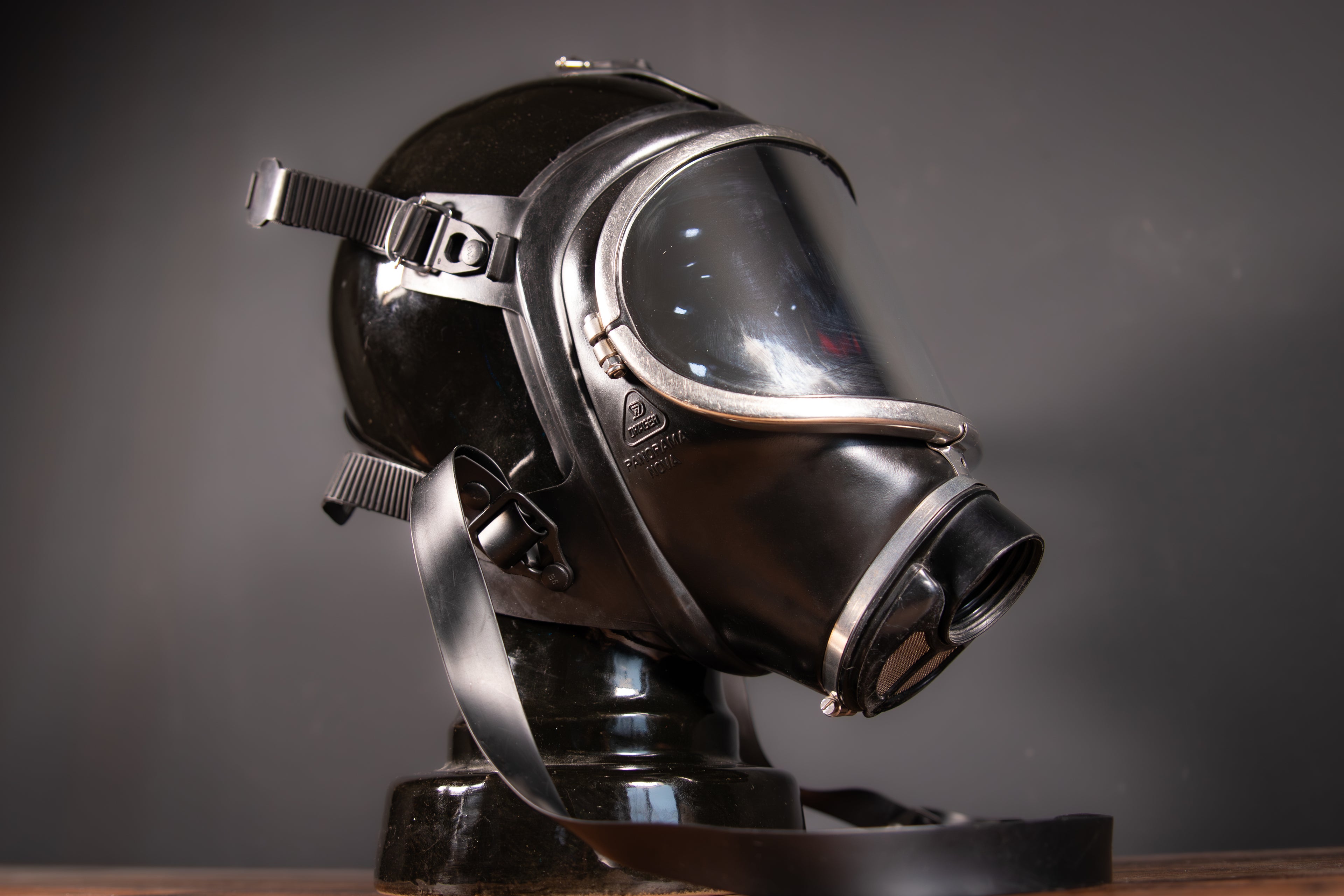 Verspiegelte Gasmaske Dräger Panorama Nova in Silber, mit klarer Sichtscheibe und strapazierfähigem Design von Westwood Decay.