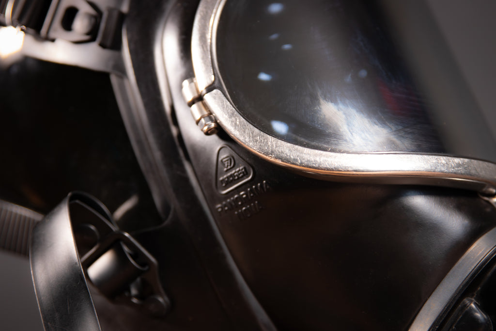 Spiegelschützende Gasmaske Dräger Panorama Nova Silber von Westwood Decay, mit verspiegeltem Visier, auf einem schwarzen Hintergrund