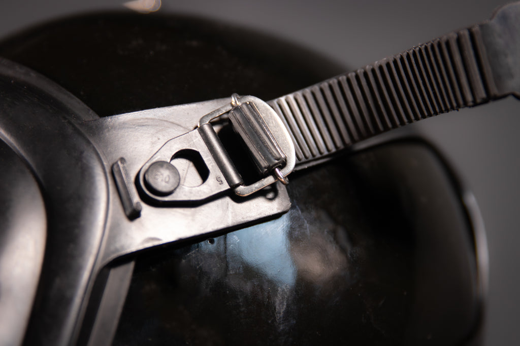 Verspiegelte Gasmaske Dräger Panorama Nova in Silber, mit reflektierendem Maskenkörper und verstellbarem Riemen.