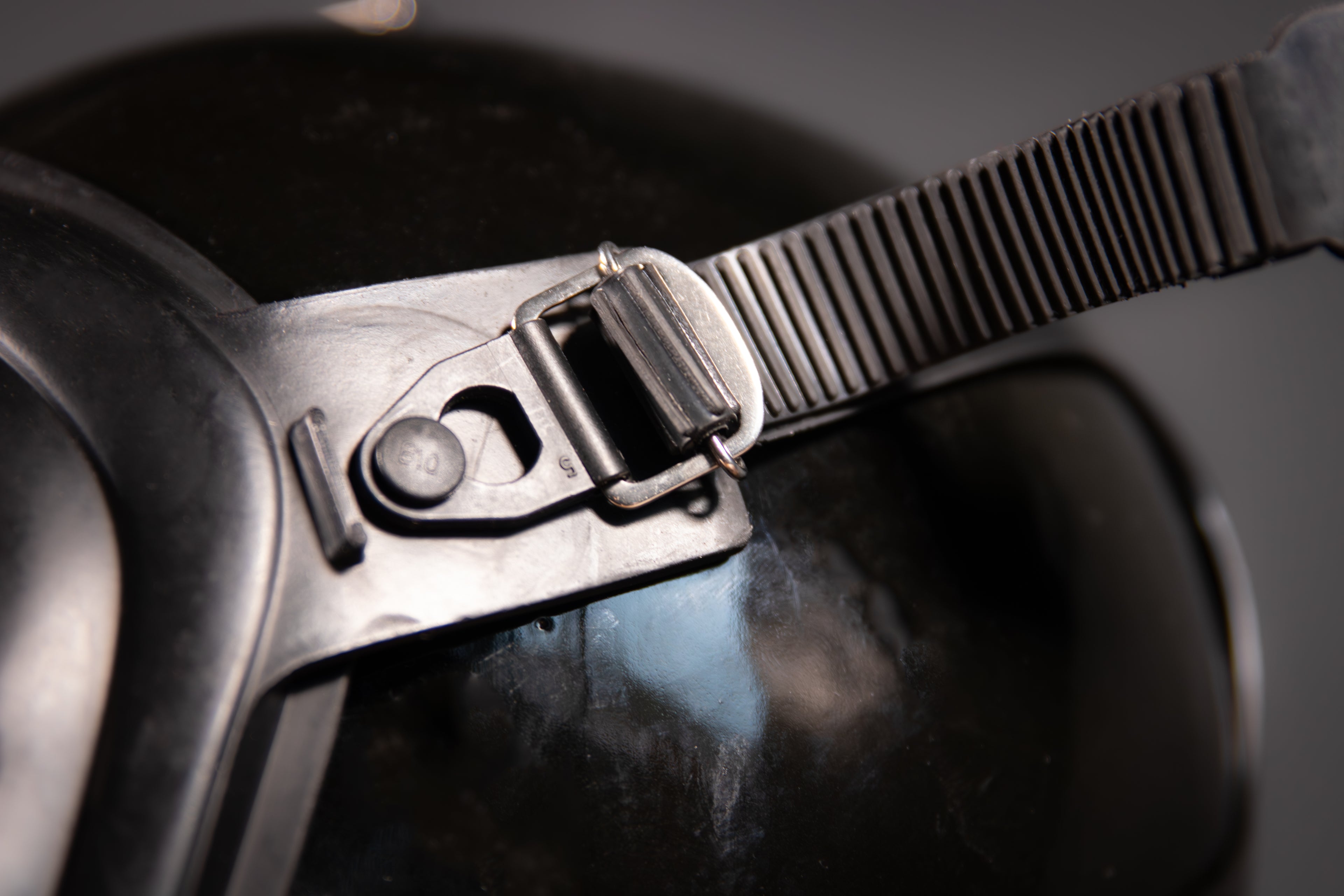 Verspiegelte Gasmaske Dräger Panorama Nova in Silber, mit reflektierendem Maskenkörper und verstellbarem Riemen.