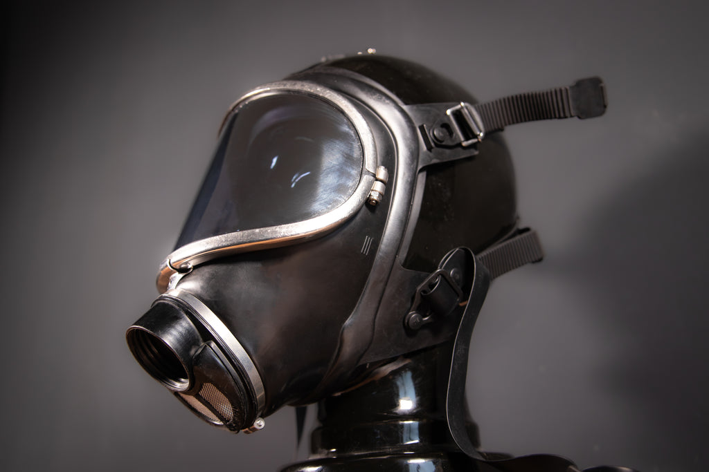 Spiegelnde Westwood Decay Gasmaske Panorama Nova in Silber, mit verstellbaren Riemen und klarer Sichtscheibe.