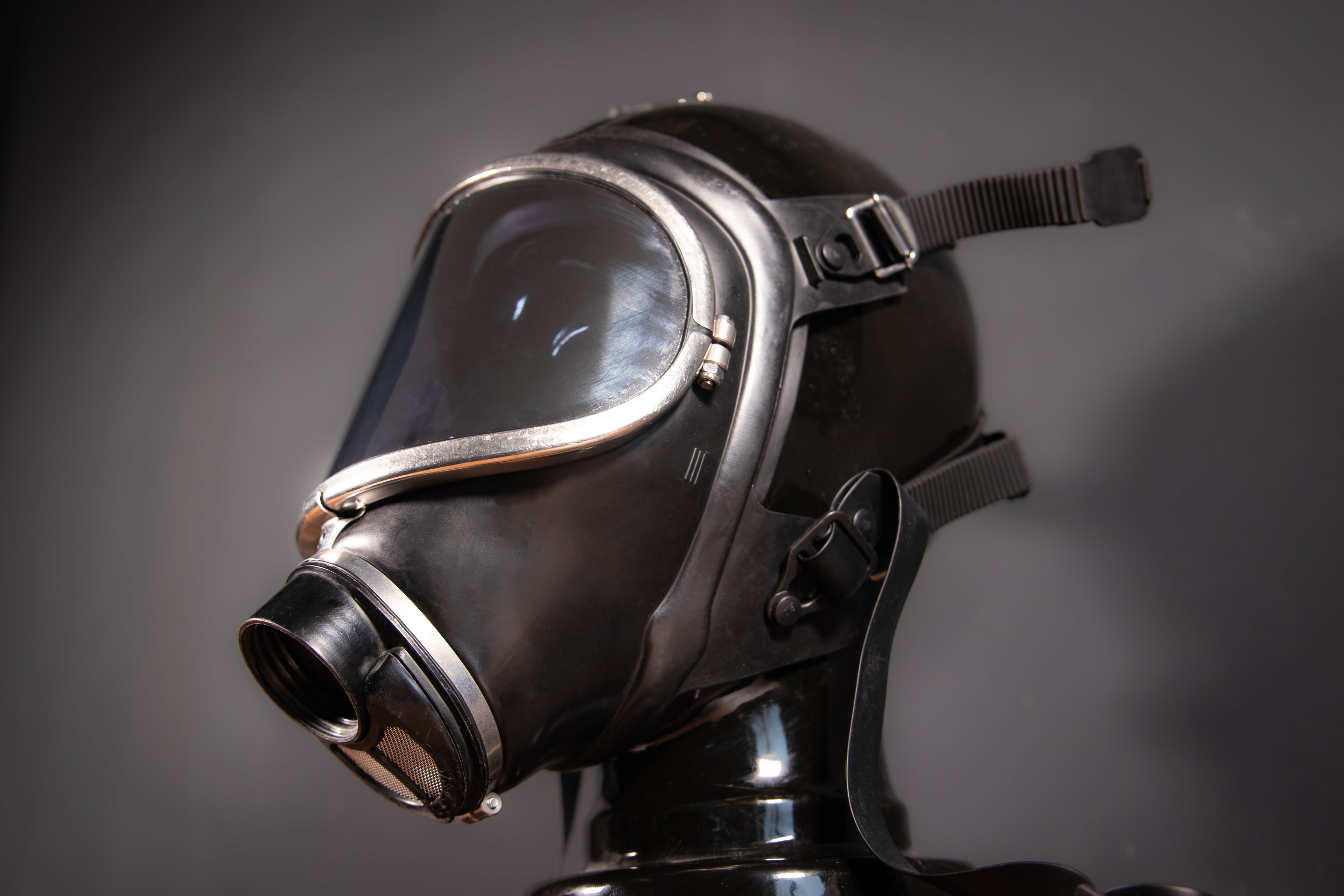 Spiegelnde Westwood Decay Gasmaske Panorama Nova in Silber, mit verstellbaren Riemen und klarer Sichtscheibe.