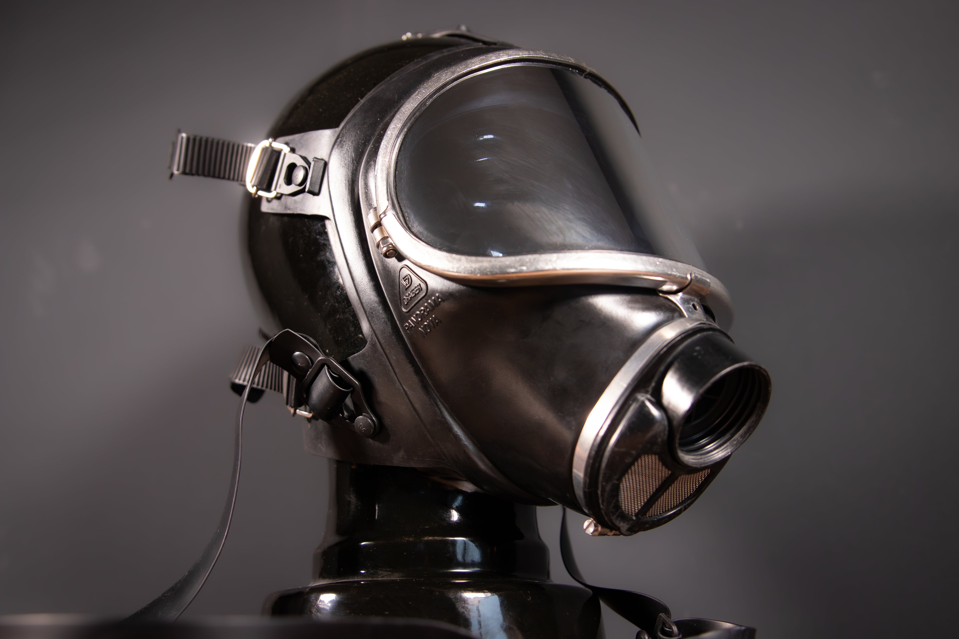 Spiegelgasmaske Dräger Panorama Nova in Silber von Westwood Decay, mit verspiegeltem Visier, für sicheren Atemschutz