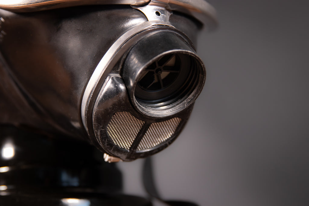 Spiegelnde silberne Gasmaske Dräger Panorama Nova von Westwood Decay, für Schutz und Sicherheit, detailreiche Ansicht