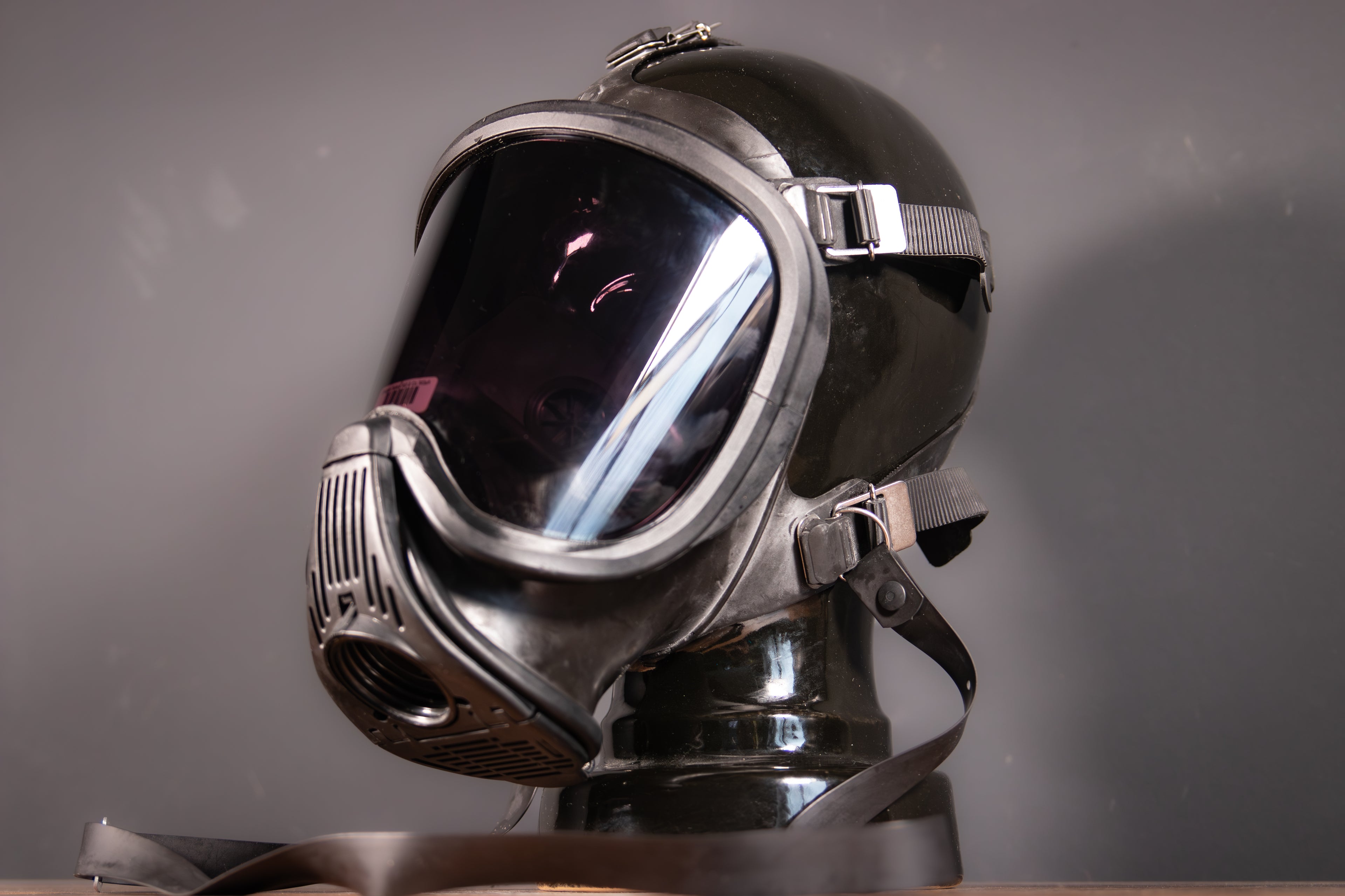 Schwarz verspiegelt Gasmaske UltraElite der Marke Westwood Decay, mit reflektierenden Visier und robustem Design.