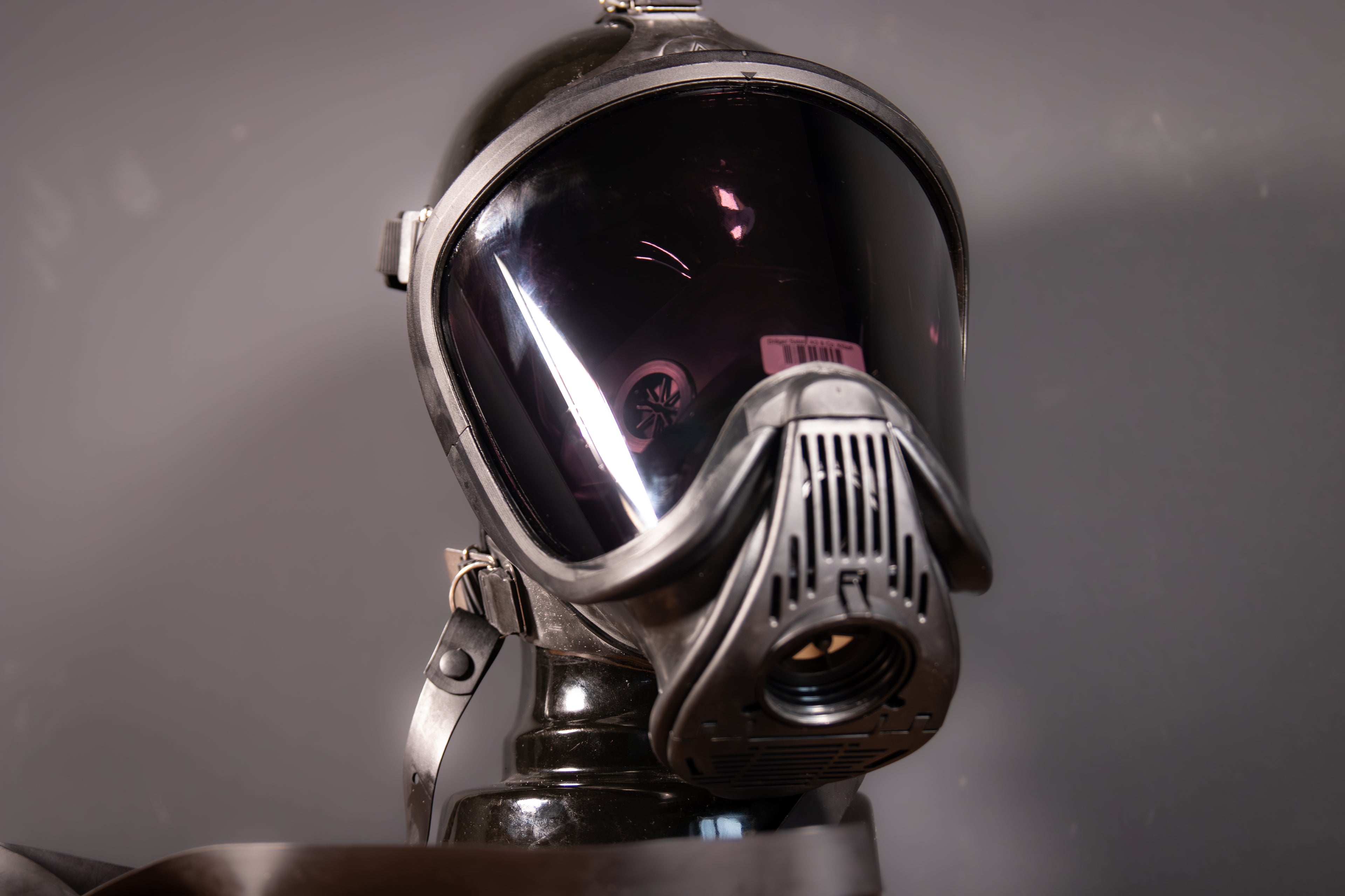Schwarz verspiegelte Gasmaske Ultra Elite von Westwood Decay, Schutzmaske mit reflektierender Brille und robustem Design.