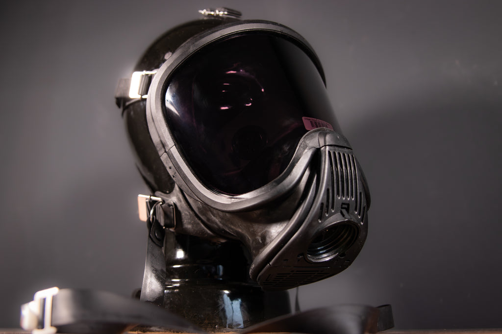 Schwarze verspiegelte Gasmaske UltraElite von Westwood Decay, MSA/Auer Ultra Elite, mit reflektierendem Visier