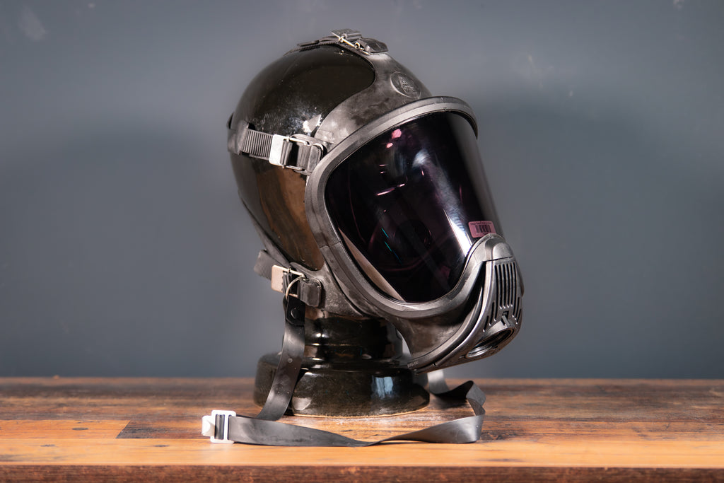 Schwarz verspiegelte Gasmaske UltraElite von Westwood Decay, MSA/Auer Ultra Elite, mit reflektierendem Visier, auf weißem Hintergrund.