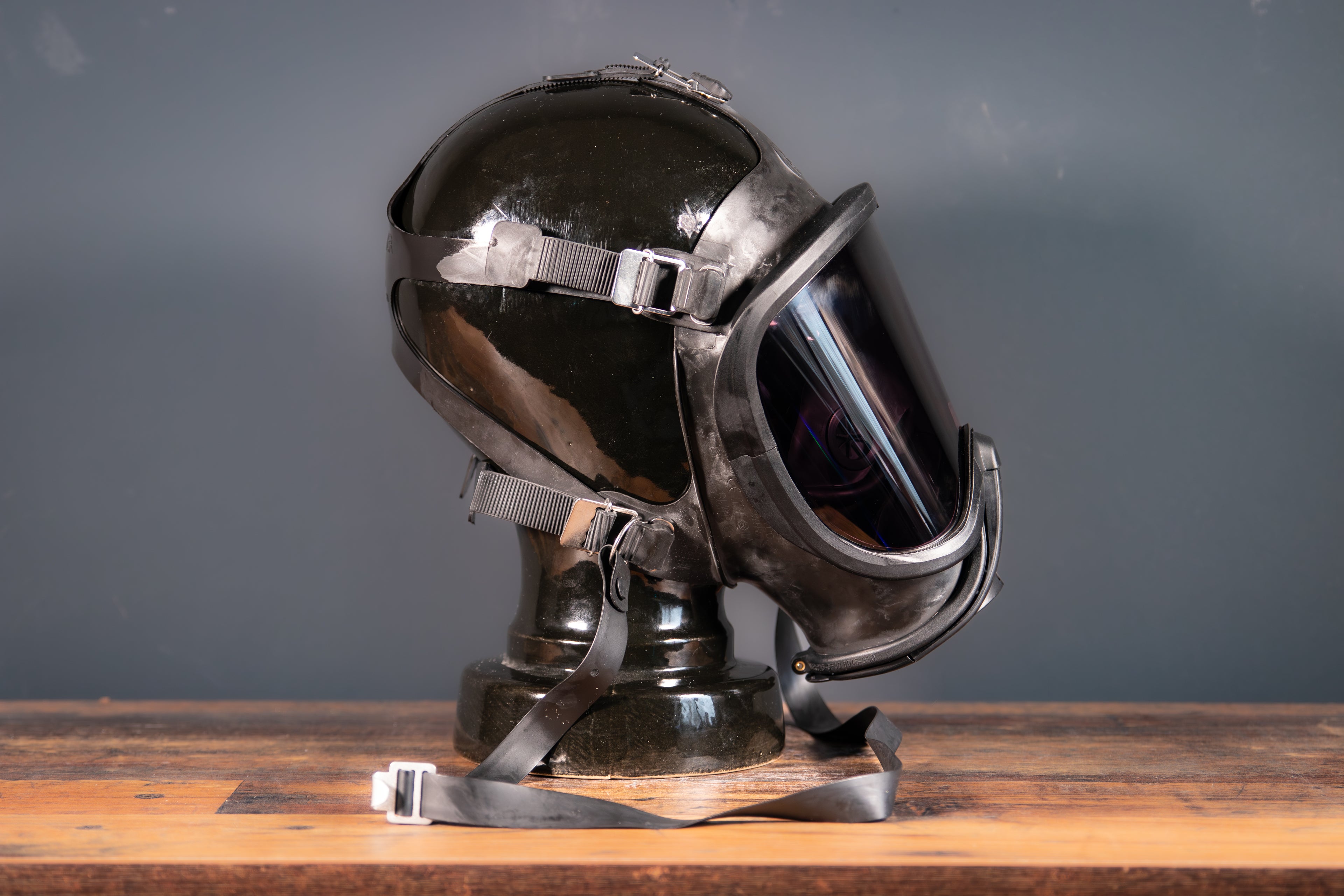 Schwarze verspiegelte Gasmaske Ultra Elite von Westwood Decay, MSA/Auer Ultra Elite, mit reflektierendem Visier, Frontansicht