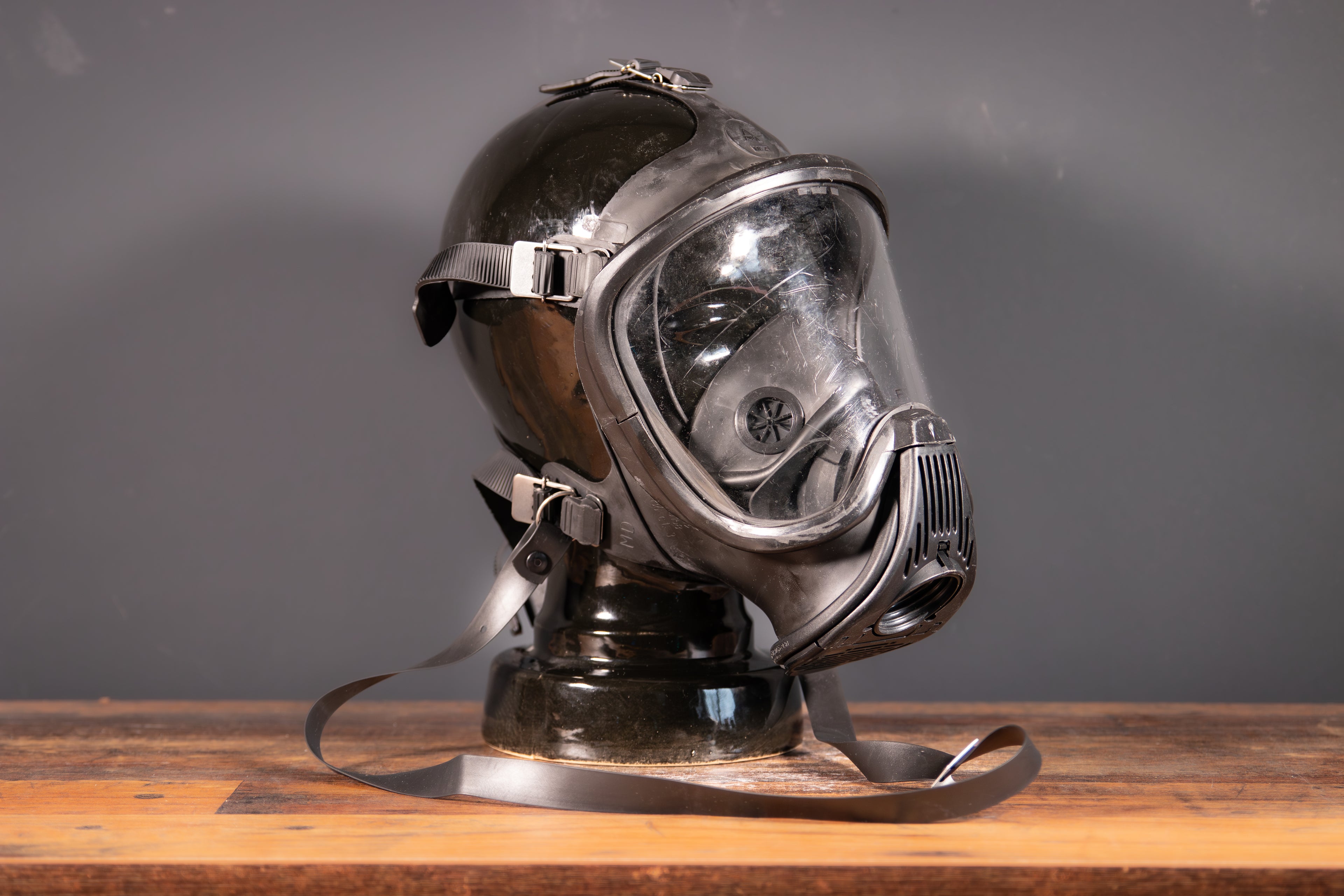 Klare Gasmaske Ultra Elite von Westwood Decay, MSA/Auer, mit Sichtfenster und ergonomischem Design.